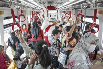 PT LRT Jakarta berikan edukasi tentang bertransportasi publik kepada anak-anak