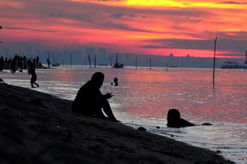 Bahagianya berkemah sambil menikmati keindahan Pantai Bahagia Batam