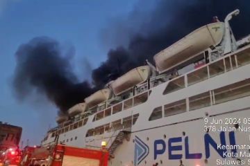KM Umsini tujuan Surabaya terbakar saat sandar di Pelabuhan Makasar
