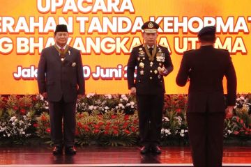Menhan Prabowo terima tanda kehormatan Bintang Bhayangkara Utama Polri