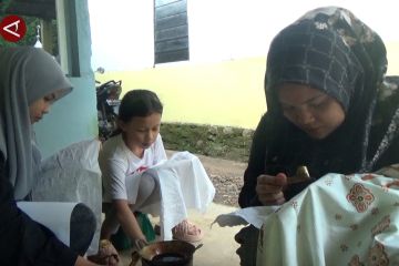 Kepedulian generasi Z melestarikan kerajinan batik tulis di Padang