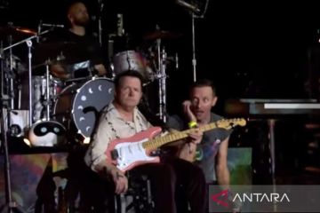 Michael J. Fox nyanyikan "Fix You" bersama Coldplay di Glastonbury