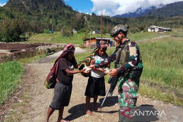 Satgas TNI Habema bagikan makanan kepada masyarakat Sinak