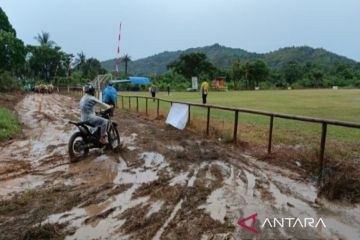 Gubernur Kalsel minta jalan menuju Desa Teluk Aru diperbaiki