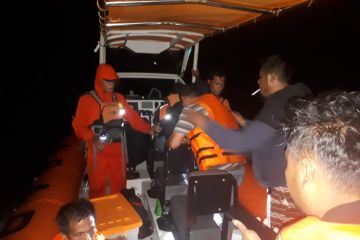Basarnas evakuasi empat orang kecelakaan kapal di PerairanWakatobi