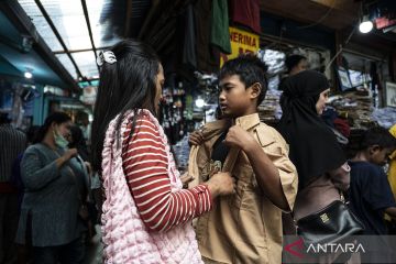 Penjualan seragam sekolah meningkat jelang ajaran baru