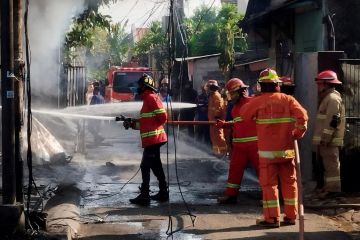 Lima orang tewas dalam kebakaran gudang perabotan di Bekasi