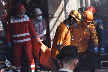 Lima orang tewas dalam kebakaran gudang perabotan di Bekasi