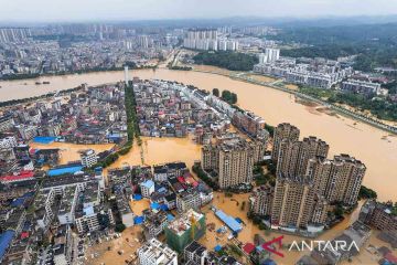 Suplai makanan untuk warga terdampak banjir di Pingjiang