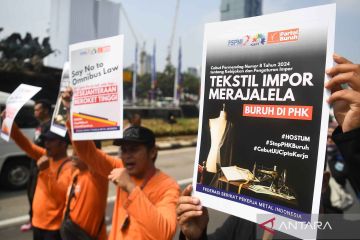 Buruh berunjuk rasa tuntut perlindungan industri dalam negeri dan stop PHK