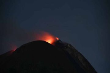 Petugas sebut erupsi di puncak Gunung Ile Lewotolok masih berlangsung