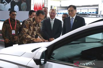 Presiden Joko Widodo resmikan pabrik baterai kendaraan listrik