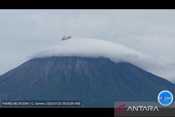 Gunung Semeru erupsi dengan letusan setinggi 700 meter