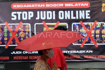 Spanduk sosialisasi larangan judi online di Kota Bogor