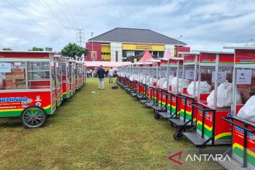 Mensos beri 50 gerobak usaha kepada keluarga prasejahtera Tasikmalaya