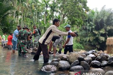 TNI bantu perbaikan embung air guna penuhi kebutuhan warga Aceh Utara