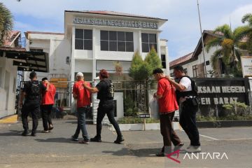 Polres Aceh Barat serahkan tiga tersangka kasus sepucuk pistol ke JPU