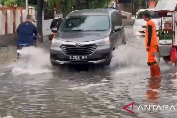 Hujan deras mengakibatkan sejumlah ruas jalan di Jaktim terendam