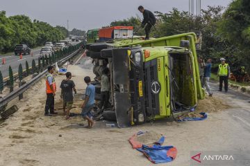 Evakuasi truk bermuatan pasir yang terguling di Tol Tangerang-Merak