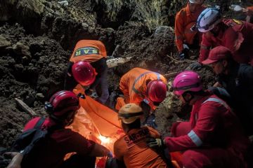 Dua orang meninggal akibat longsor talut di Solo