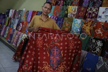 Disdagperin tingkatkan kemampuan IKM desain jahit batik khas Kalteng