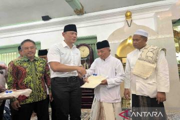 AHY serahkan sertifikat tanah makam dan masjid peninggalan Sunan Giri