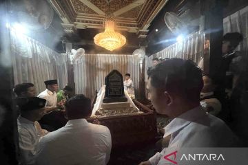 AHY ziarah ke makam Sunan Giri di sela penyerahan sertifikat di Gresik