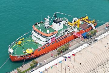 China buka kunjungan publik ke kapal pemecah es kutub di Qingdao