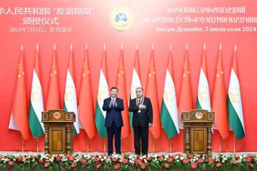 Xi  anugerahkan medali persahabatan China kepada Presiden Tajikistan