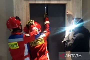 Enam orang terkurung di dalam lift selama dua jam di Jakbar
