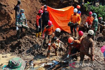 Petugas gabungan temukan satu korban tanah longsor di Blitar