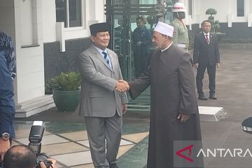 Prabowo terima kunjungan Syekh Ahmed Al Tayeb di kantor Menhan