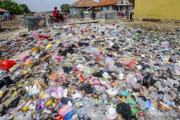 Timbunan sampah sepanjang 500 meter di Kali Peng Serang