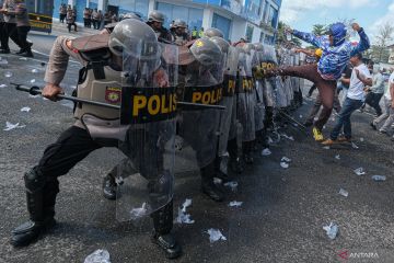 Polisi redam aksi demonstran dalam simulasi pengamanan Pilkada di Kendari