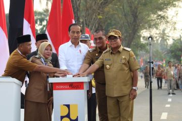 Presiden Jokowi meresmikan 16 ruas jalan daerah di Lampung