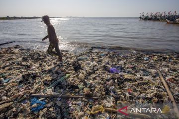 Tumpukan sampah plastik hambat aktivitas nelayan di Pantai Dadap Indramayu