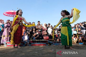 Prosesi Sedekah Laut di Pantai Tawang