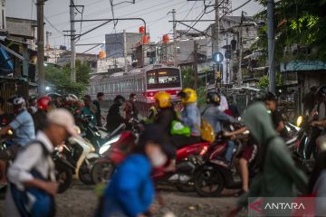 Semrawutnya perlintasan sebidang kereta api di Roxy Jakarta Pusat