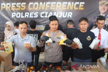 Polres Cianjur tangkap empat pelaku dari pabrik rumahan obat terlarang