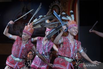Pentas kesenian tradisional Sarawak di Bali  