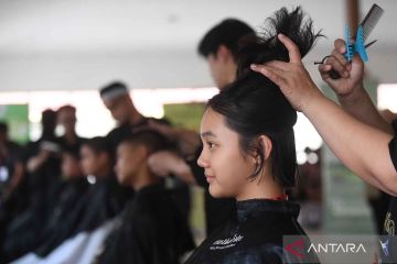 Pemotongan rambut Paskibraka pada Upacara HUT RI di IKN