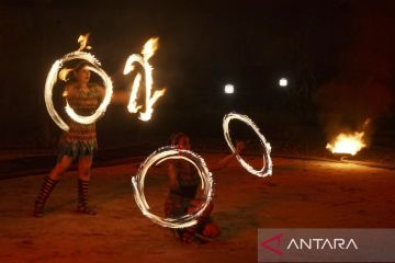 Atraksi tarian api di Safari Beach Jateng