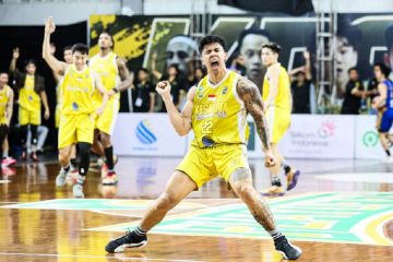 Menang 96-63, Kesatria paksa Satria Muda mainkan Game 3