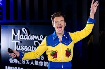 Lewat Patung Lilin Harry Styles, Merlin Entertainments Group Tampilkan Gaya Busana Unik dari Superstar Musik Tersebut