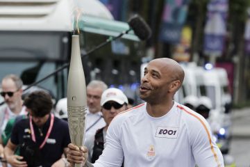 Thierry Henry hingga Jin BTS, ini profil pembawa api obor Olimpiade Paris 2024