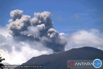 Gunung Ibu di Halamhera tujuh kali meletus sejak Rabu pagi hingga sore