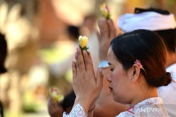 Umat Hindu bersembahyang peringati Hari Pagerwesi di Bali