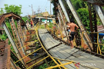 Jembatan akses siswa ke sekolah ambruk di Medan