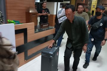 Penyidik KPK tinggalkan Balai Kota Semarang bawa tiga koper besar