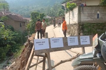 Longsor di Kabupaten Serang akibatkan akses jalan warga terhambat